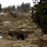 かつての敦賀街道は廃道になり、荒れた山中に口をあける春日野隧道。