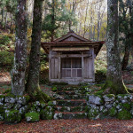 峠の祠が往時の面影を伝える。