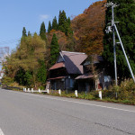滋賀県側に少し下った所には古い民家が残る。