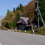 滋賀県側に少し下った所には古い民家が残る。