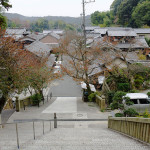 石段から見下ろす瑜伽の町並み。手前右が柳北が宿泊した西屋の跡。