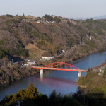 月瀬から望む月ヶ瀬橋と尾山。名張川に落ちる斜面がかつてはすべて梅林だった。