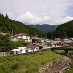 拙堂たちが宿泊した小口の村と越えてきた大雲鳥の山並み。