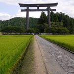 北から見た旧社地。コンクリートの巨大鳥居が立つ。