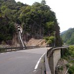 白見の滝。拙堂の記した「葵瀑」だろうか。熊野川右岸には国道が走り、川船の客を楽しませた滝も旧観をとどめない。