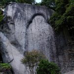 山上にある笠置寺の本尊の弥勒磨崖仏。高さ20mの巨岩に刻まれていたが、幾度かの拝殿の火災のため線刻は剥離してしまった。