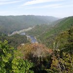 遊歩道が北側に回り込むと木津川の眺めが開ける。「行雲飛鳥を數里の外に見る」。