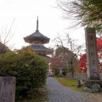 実城寺は明治に廃され、現在は南朝の記念塔が建つ。